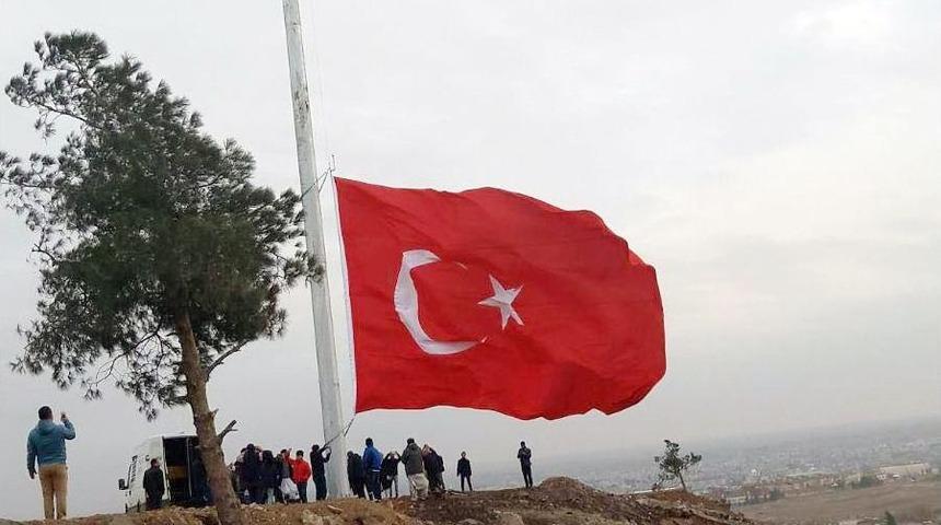 Suriye Sınırına Dev T&uuml;rk Bayrağı