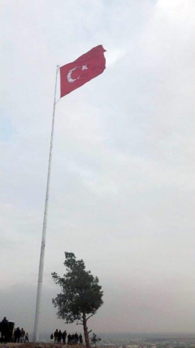 Suriye Sınırına Dev Türk Bayrağı