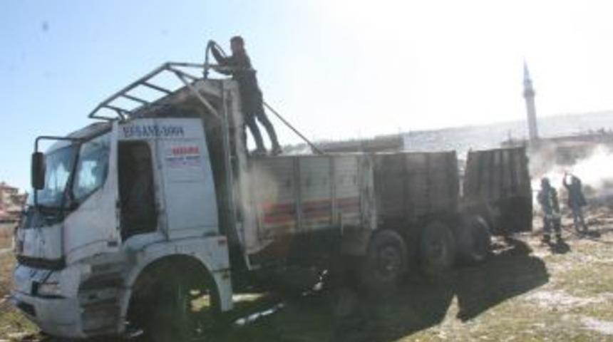 Afyonkarahisar&rsquo;da Saman Y&uuml;kl&uuml; Kamyon Alev Aldı