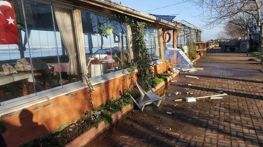 Karasu&rsquo;da Fırtına İş Yerlerini Yıkıp Ge&ccedil;ti