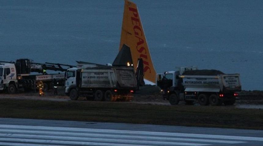Pegasus Havayolları&rsquo;nın Trabzon&rsquo;da Pistten &Ccedil;ıkan U&ccedil;ağı G&uuml;n&uuml;n Ağarması İle Birlikte B&ouml;yle G&ouml;r&uuml;nt&uuml;lendi