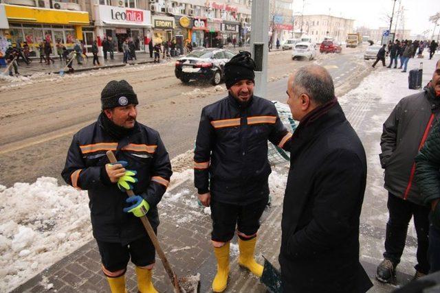 Başkan Aydın’dan Soğuk Havada Sıcak İkram