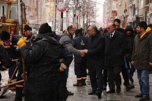 Başkan Aydın’dan Soğuk Havada Sıcak İkram