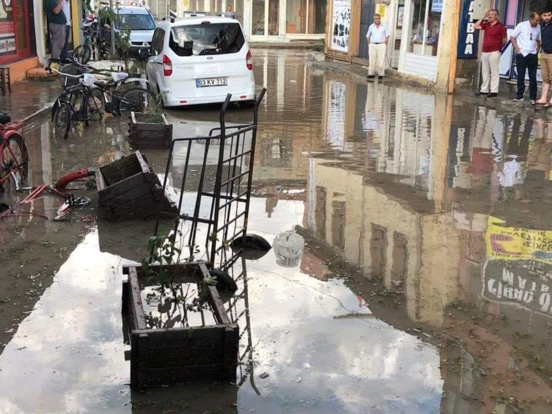 Afyonkarahisar&rsquo;da Yağan Şiddetli Yağış Ve Dolu Hayatı Fel&ccedil; Etti