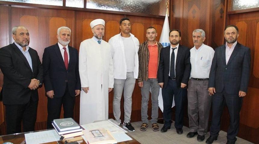 Hollandalı Gen&ccedil; Ezandan Etkilenerek M&uuml;sl&uuml;man Oldu