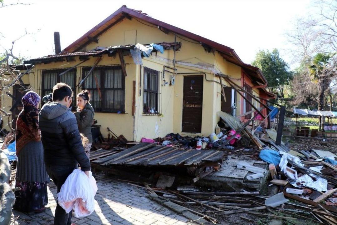 Dalgalar Falezleri Aşıp 4 Kişilik Ailenin Evini Bastı