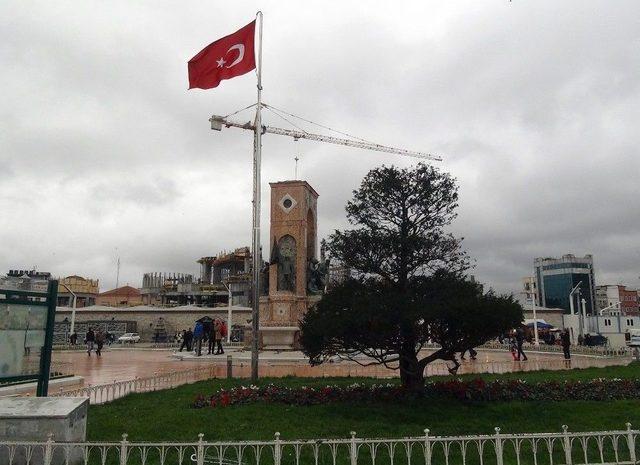 Özel Yüzlerce Serçe Taksim Meydanı’nı İstila Etti