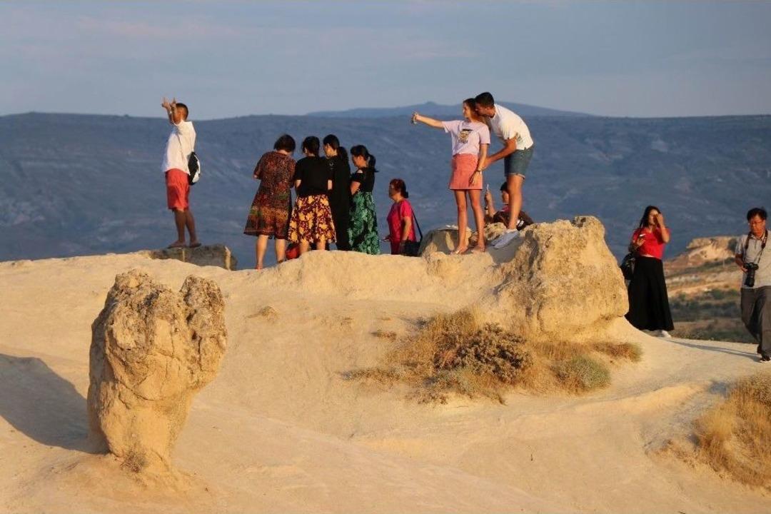 Binlerce Turist Kapadokya&rsquo;da G&uuml;n Batımı Keyfini Yaşıyor