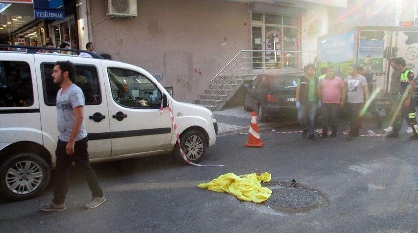 Sancaktepe&rsquo;de Bir Kamyonet 3 Yaşındaki &Ccedil;ocuğu Altına Aldı