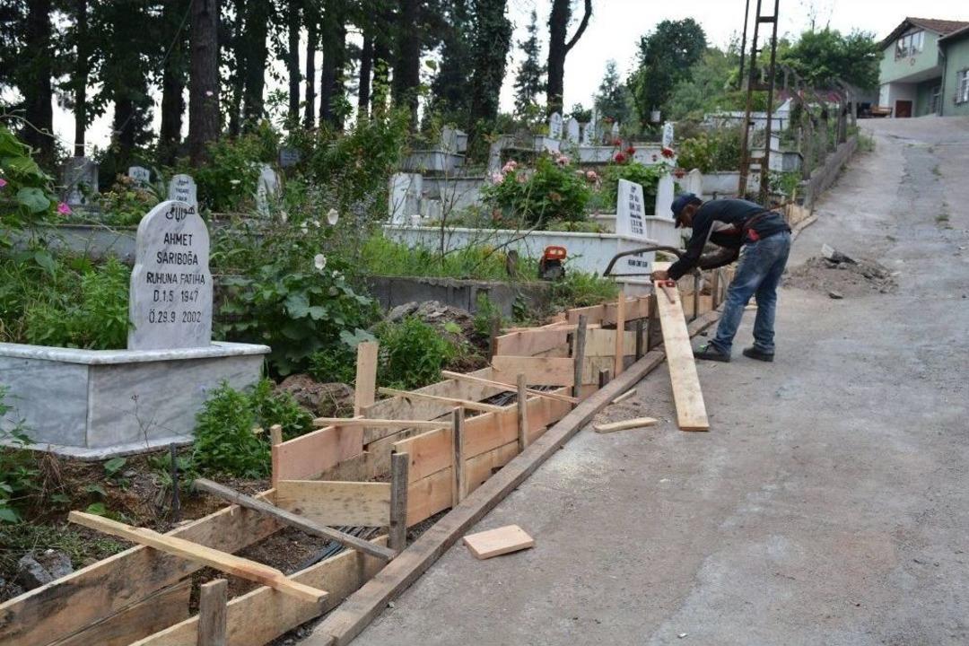 G&uuml;l&uuml;&ccedil;&rsquo;te Mezarlıklar Bakımdan Ge&ccedil;iriliyor