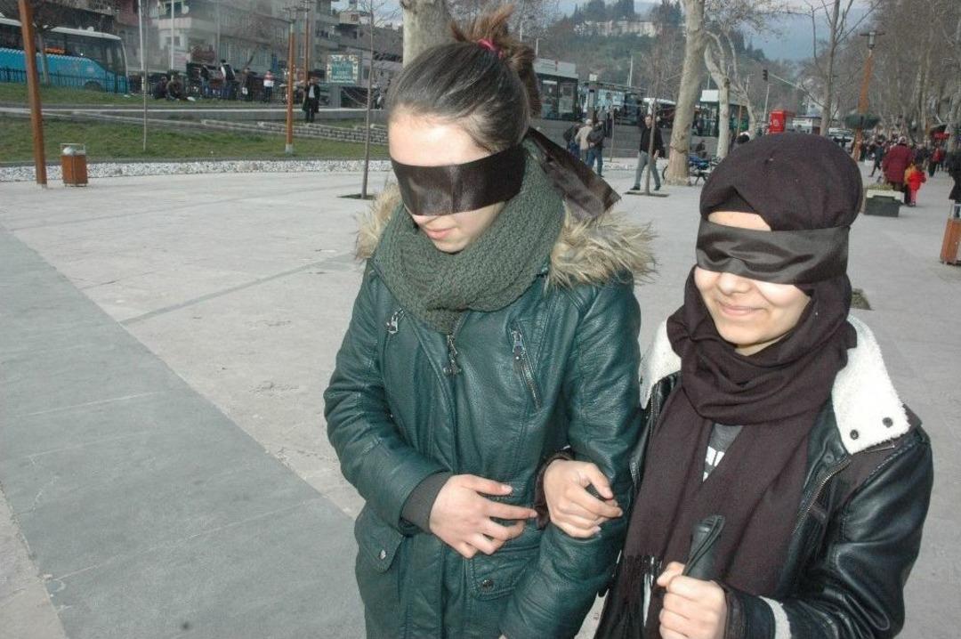 G&ouml;zlerini Bağlayıp Sokakta Y&uuml;r&uuml;d&uuml;ler