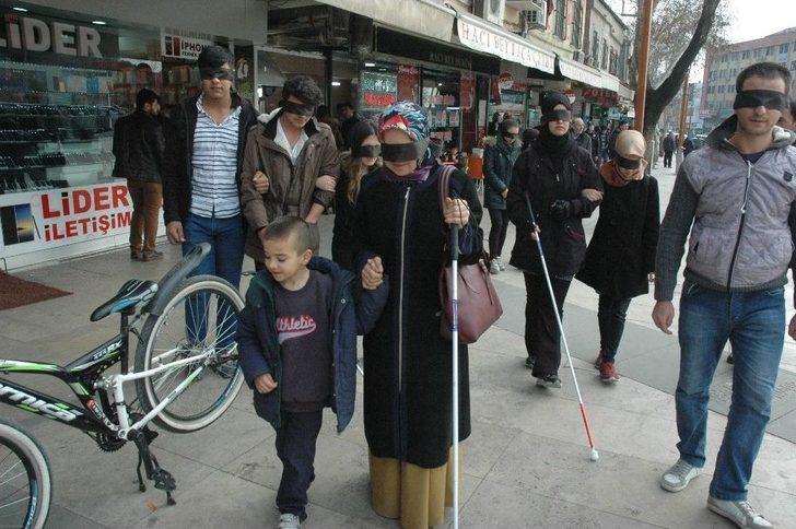 Gözlerini Bağlayıp Sokakta Yürüdüler G1
