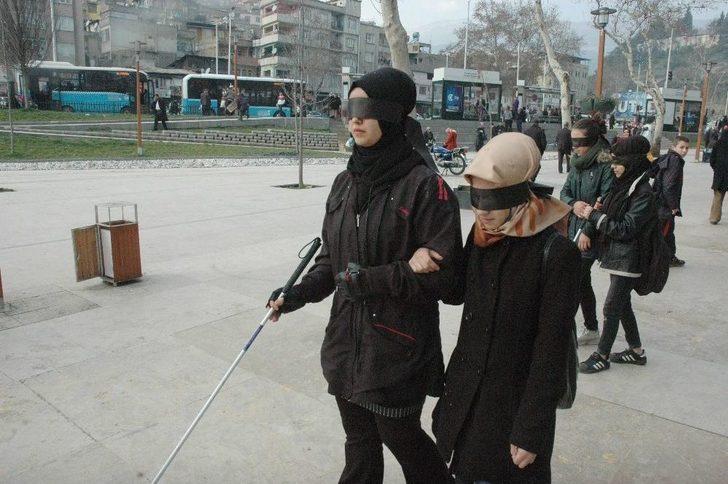 Gözlerini Bağlayıp Sokakta Yürüdüler G2