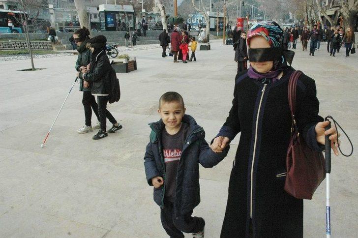 Gözlerini Bağlayıp Sokakta Yürüdüler G3