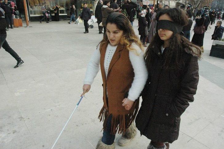 Gözlerini Bağlayıp Sokakta Yürüdüler G4