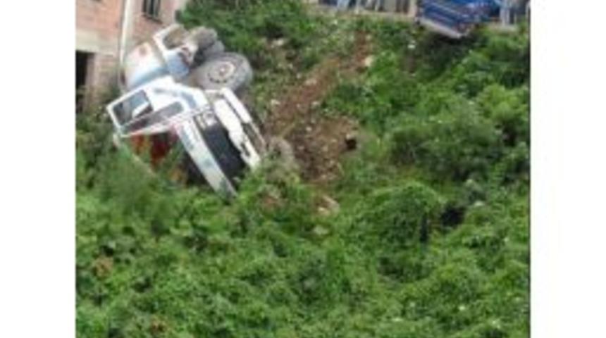 Freni Boşalan Kamyon Arsaya U&ccedil;tu: 1 Yaralı