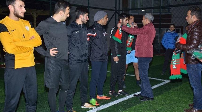 Kulp Belediyesinden Futbol Takımına Atkı Ve Bere Hediyesi