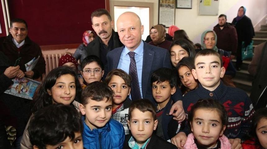 Kocasinan Belediyesi &Ccedil;ocuklara Karne Hediyesi Olarak Dergi Dağıttı