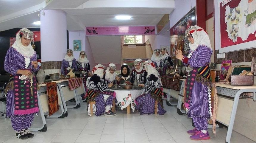 Kumluca’da Lise Koridoru Müzeye Dönüştü