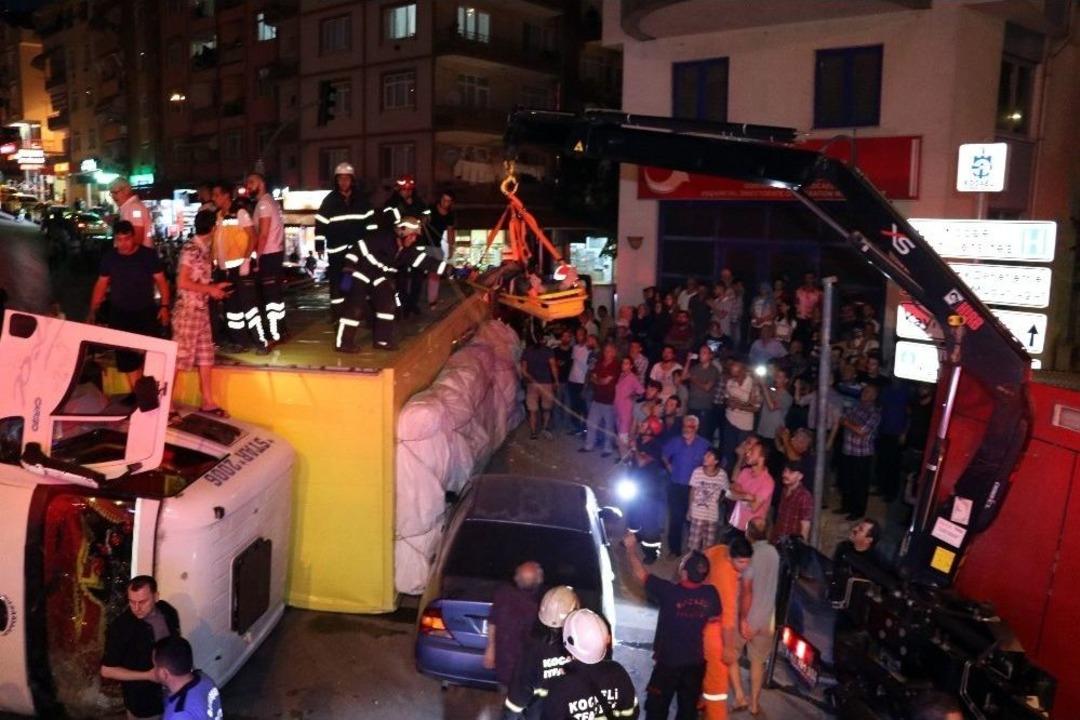 Yasağa Rağmen Dik Yokuştan İnen Kamyon, Freni Patlayınca Ara&ccedil;lara &Ccedil;arparak Yan Yattı