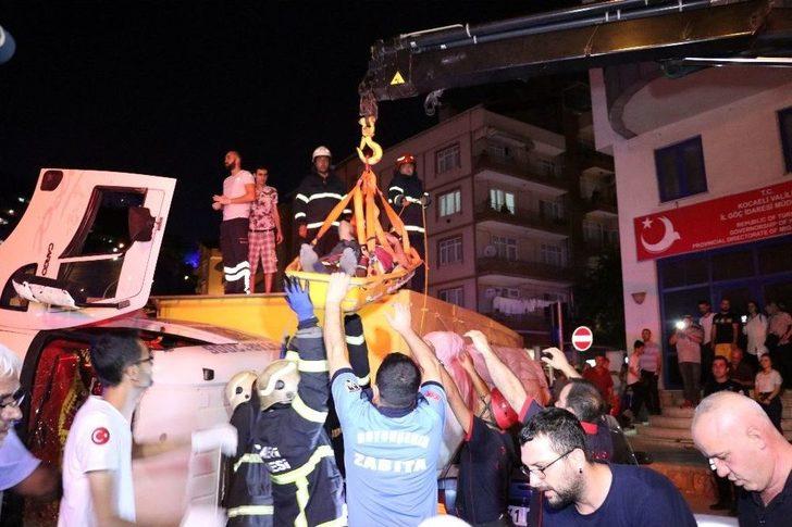 Yasağa Rağmen Dik Yokuştan İnen Kamyon, Freni Patlayınca Araçlara Çarparak Yan Yattı G5