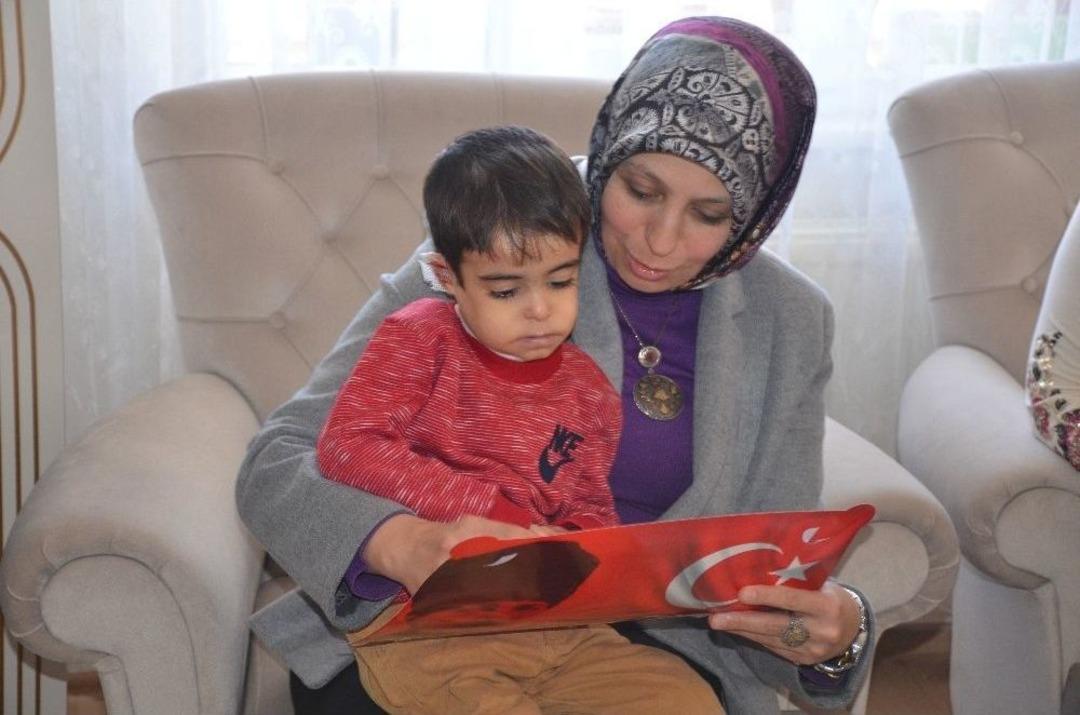 (&ouml;zel Haber) Evde Eğitim Alan Minik Efe&rsquo;nin Karne Sevinci