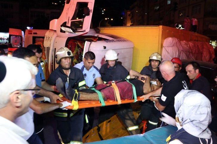 Yasağa Rağmen Dik Yokuştan İnen Kamyon, Freni Patlayınca Araçlara Çarparak Yan Yattı G2
