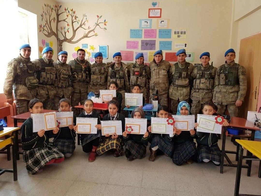 Jandarmadan &Ouml;ğrencilere Karne Hediyesi