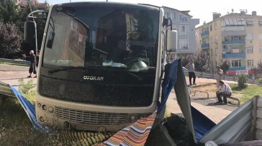 Sahte Plakalı Midib&uuml;s Yasaklı Yola Girdi, Kaza Ucuz Atlatıldı