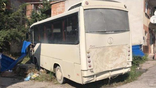 Sahte Plakalı Midibüs Yasaklı Yola Girdi, Kaza Ucuz Atlatıldı