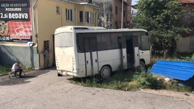 Sahte Plakalı Midibüs Yasaklı Yola Girdi, Kaza Ucuz Atlatıldı