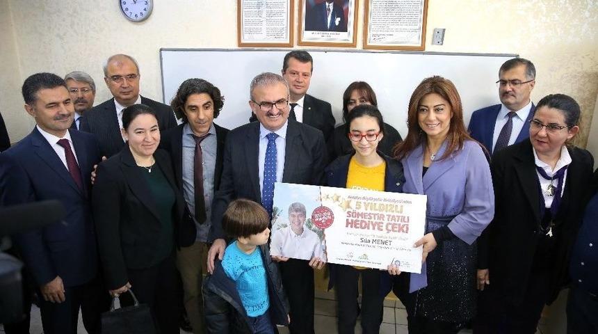 Antalya&rsquo;da Okul Birincilerinin 5 Yıldızlı Tatili Başladı