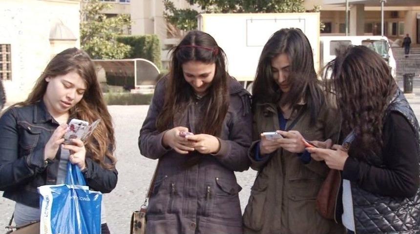 Gen&ccedil;lerin Yarısı Doktordan &Ouml;nce İnternete Başvuruyor