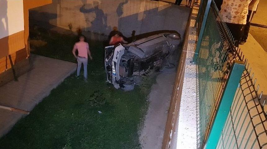 Otomobiliyle Apartman Bah&ccedil;esine U&ccedil;tu, Aracını Bırakıp Olay Yerinden Ka&ccedil;tı