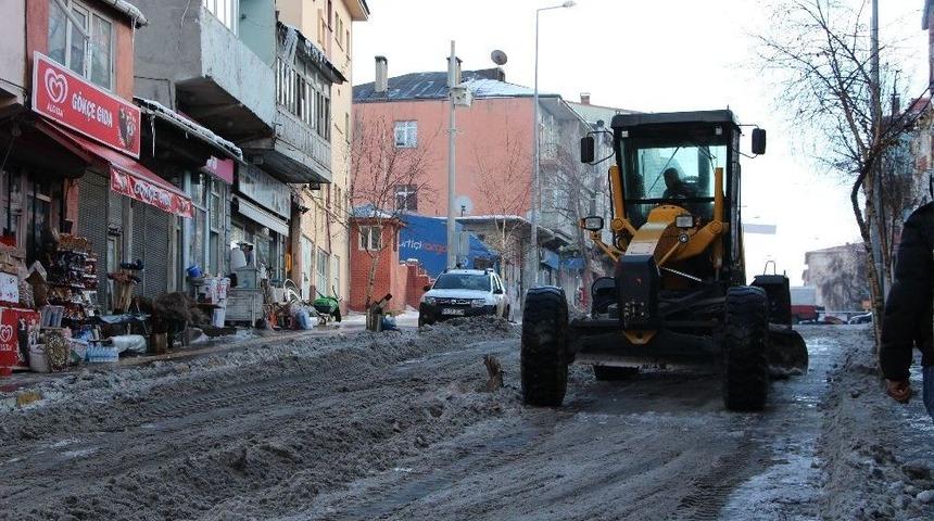Ardahan Belediyesi Ekipleri Kar Ve Buz Temizliğini S&uuml;rd&uuml;r&uuml;yor