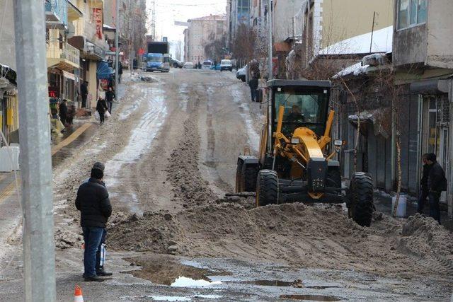 Ardahan Belediyesi Ekipleri Kar Ve Buz Temizliğini Sürdürüyor
