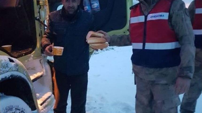 Jandarmadan Mahsur Kalan S&uuml;r&uuml;c&uuml;lere Sıcak &Ccedil;orba İkramı