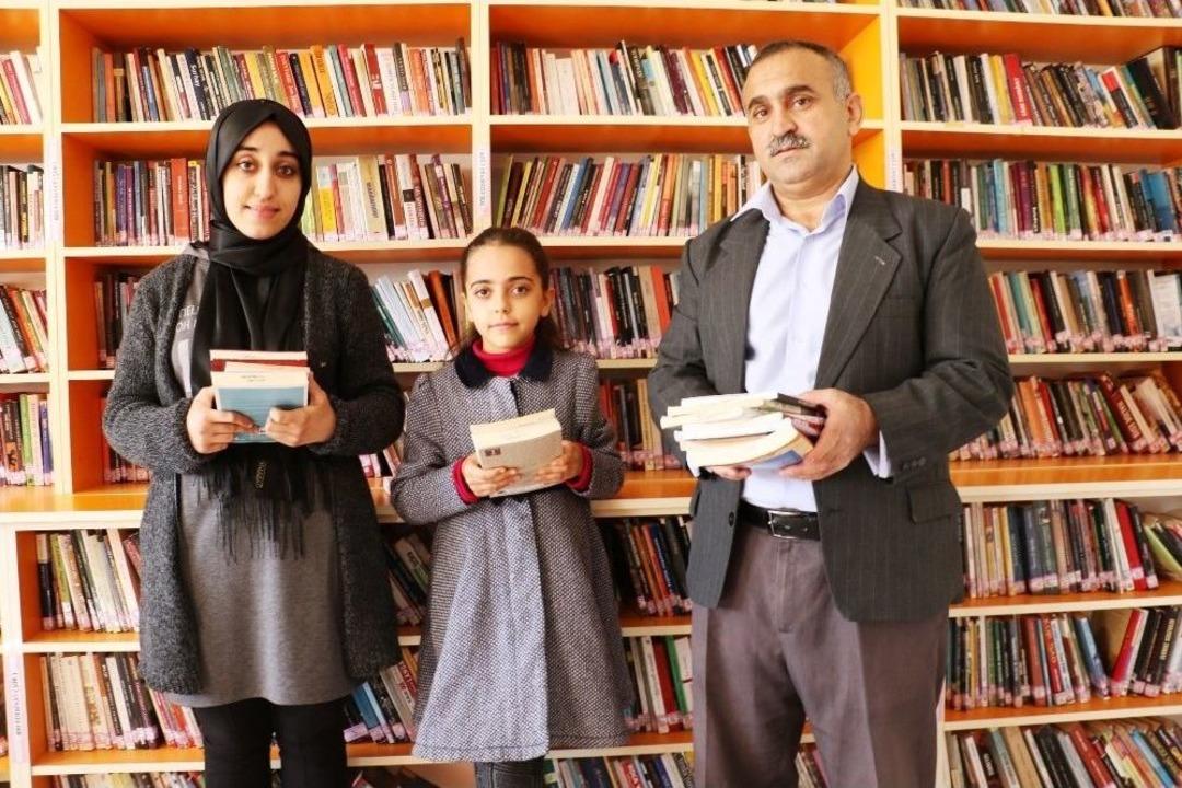 (&ouml;zel Haber) Kitap Bağımlısı Aile Bir Yılda 2 Bin Kitap Okudu