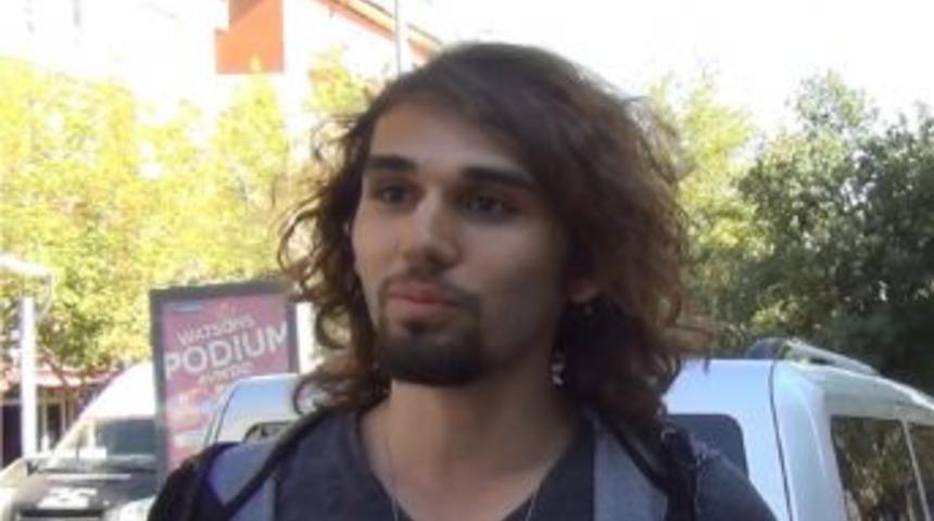 Arkadaşına Şaka Yapmak İsterken Direk Elinde Kalmış