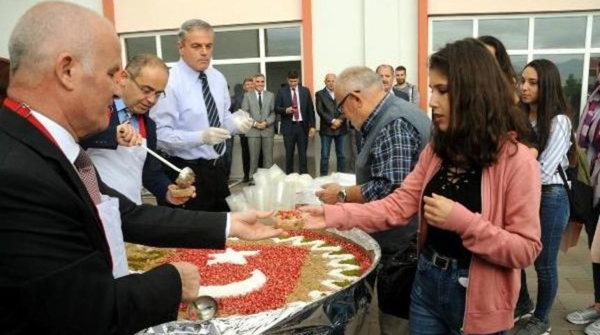 &Uuml;niversitede 10 Bin Kişilik Aşure Dağıtıldı