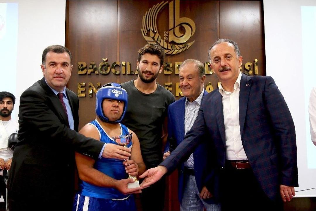 Milli Boks&ouml;r Adem Kılı&ccedil;&ccedil;ı&rsquo;dan Engel Tanımayan Boks Ma&ccedil;ı