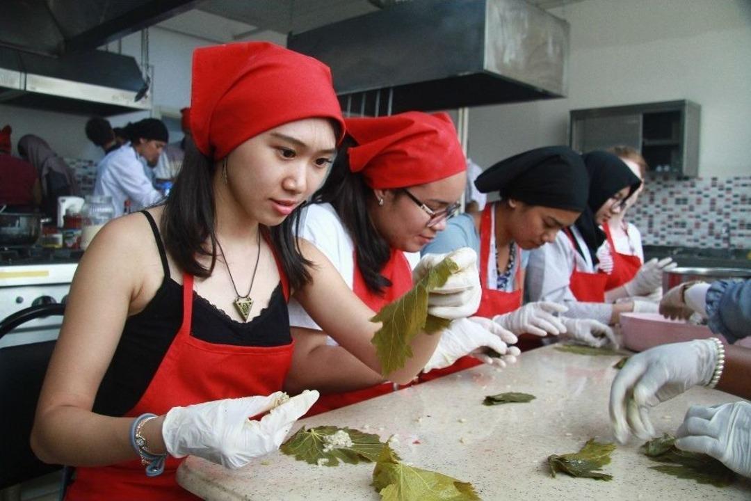 (&ouml;zel Haber) D&uuml;nyanın D&ouml;rt Bir Yanından Gelen &Ouml;ğrenciler Dolma Sardı, Mantı Yaptı