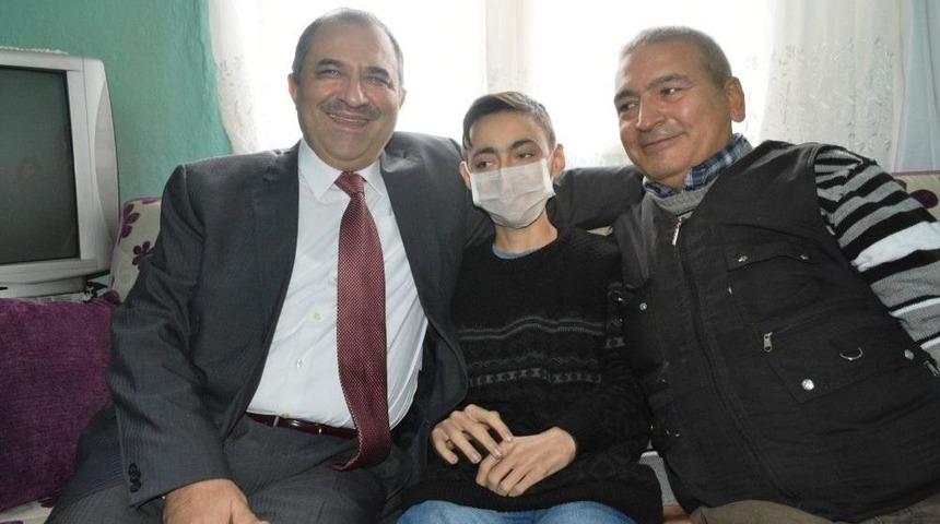 Vali Kaban, Lösemili Öğrencinin Karne Heyecanına Ortak Oldu