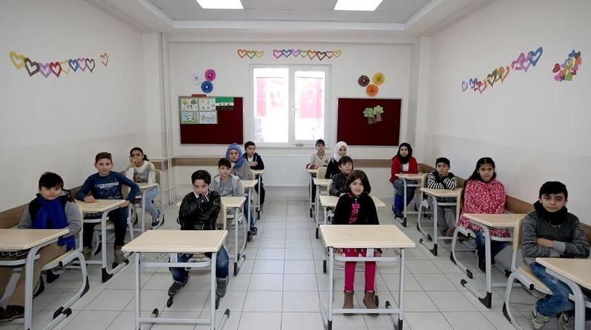 Savaşın &Ccedil;ocukları Karne Sevinci Yaşadı