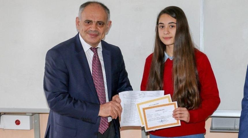 Başkan &Ouml;zt&uuml;rk &Ouml;ğrencilere Karne Dağıttı