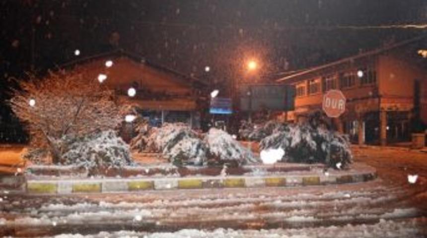 Ak&ccedil;adağ&rsquo;da Kar Yağışı Etkili Oldu