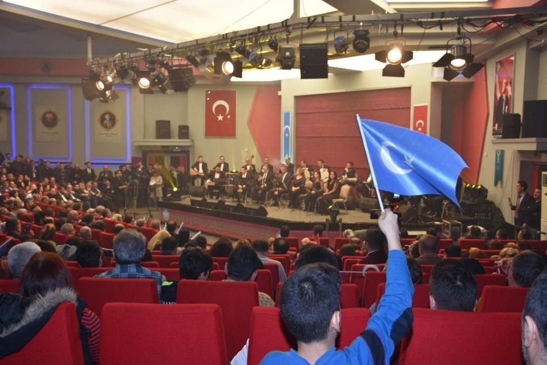 Kerk&uuml;k Ezgileri Manisalıları Mest Etti