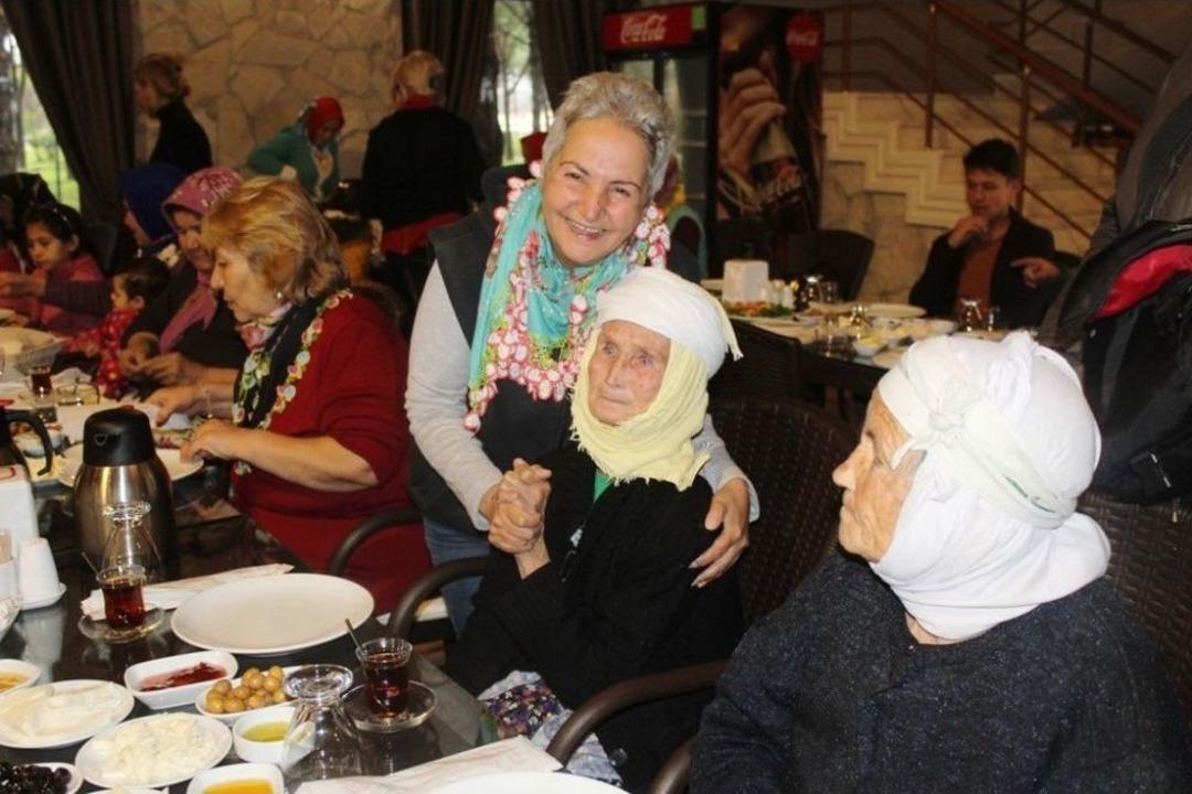 K&ouml;yl&uuml; Kadınlara Hasat Sonu Kahvaltılı Jest