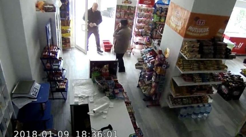 (&ouml;zel Haber) Kasiyerin G&ouml;z&uuml;nden Ka&ccedil;an &lsquo;tırnak&ccedil;ı&rsquo; Kameraya Yakalandı