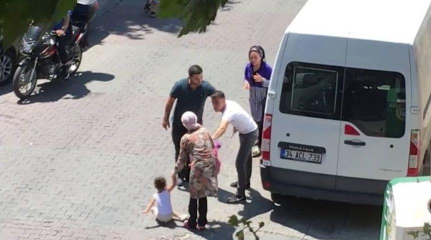 (&ouml;zel) Babası K&uuml;&ccedil;&uuml;k &Ccedil;ocuğun G&ouml;z&uuml; &Ouml;n&uuml;nde Annesine Bı&ccedil;ak &Ccedil;ekti